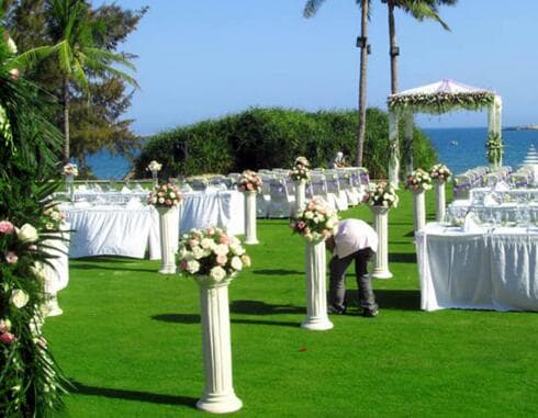 DIY Artificial Putting Green for Wedding